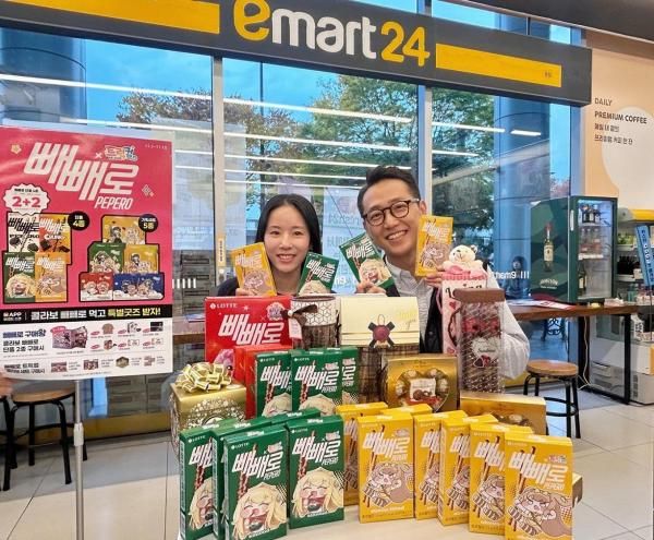 모델들이 이마트24와 모바일게임 트릭컬 리바이브가 협업한 한정판 기획세트를 소개하고 있다 사진이마트24