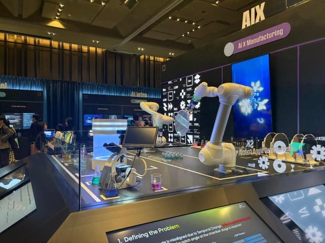 3일 서울 강남구 코엑스에서 열린 ‘SK AI서밋 2025’에서 SK하이닉스가 AI 제조 기술을 선보이고 있다 사진김나윤 기자 