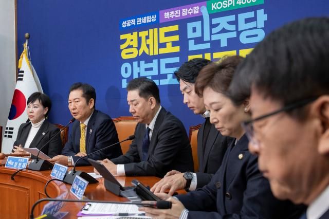 정청래 더불어민주당 대표가 3일 국회에서 열린 최고위원회의에서 APEC아시아태평양경제협력체과 한미 정상회담 후속 조치에 대해 발언하고 있다 사진연합뉴스