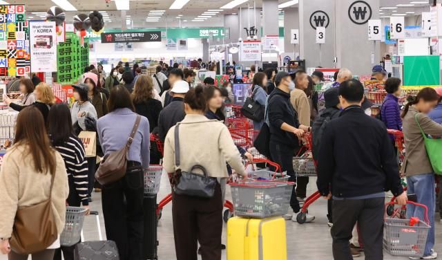 쇼핑객들로 붐비는 롯데마트 서울연합뉴스 진연수 기자 30일 서울 중구 롯데마트 제타플렉스 서울역점에서 시민들이 장을 보고 있다 롯데마트 롯데슈퍼는 그로서리식료품 쇼핑 축제 땡큐절에서 필수 식품부터 주류 생활용품 잡화 등 전 상품군에 걸쳐 평소보다 두 배 이상 많은 품목을 반값에 선보이기로 했다 20251030 jin90ynacokr2025-10-30 121639 저작권자 ⓒ ㈜연합뉴스 무단 전재 재배포 금지 AI 학습 및 활용 금지저작권자 ⓒ ㈜연합뉴스 무단 전재 재배포 금지 AI 학습 및 활용 금지
