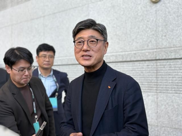 정재헌 SK텔레콤 신임 최고경영자CEO가 3일 SK 서밋 발표 이후 기자들과의 만남에서 사장 취임 소감을 말하고 있다 사진최연재 기자 