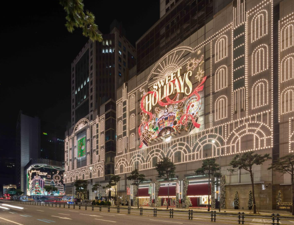 롯데백화점 크리스마스 비주얼 테마 스위트 홀리데이Sweet Holidays로 물든 롯데타운 명동 전경 사진롯데백화점