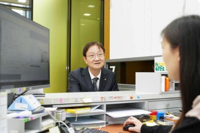 이찬진 금융감독원장이 서울 영등포구 KB증권 여의도영업부 금융센터에서 상장지수펀드ETF 상품에 가입하고 있다 사진KB증권 