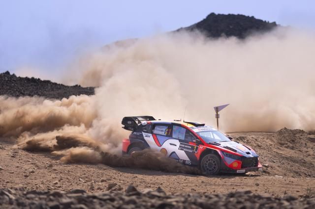 2025 WRC 사우디 아라비아 랠리에서 질주하는 현대차 월드랠리팀 i20 N Rally1 차량 사진현대차