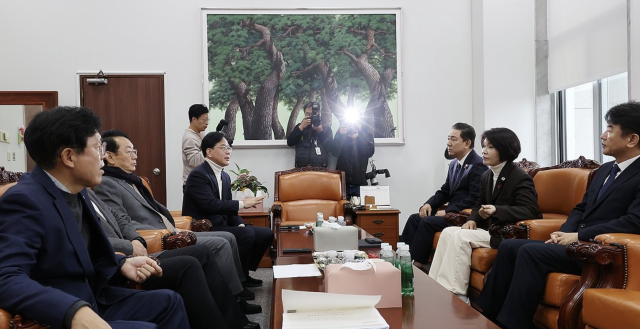 김병기 더불어민주당 원내대표와 송언석 국민의힘 원내대표가 30일 서울 여의도 국회에서 회동하고 있다 사진연합뉴스