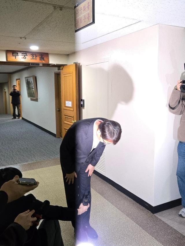 박대준 쿠팡 대표가 10일 오후 정부서울청사본관에서 열린 쿠팡 관련 긴급 관계부처 장관회의에 참석한 후 기자들에게 고개를 숙이고 있다 사진김성현 기자