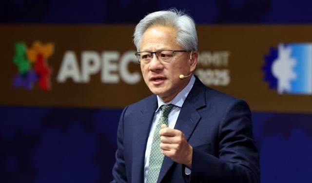 젠슨 황 엔비디아 최고경영자CEO가 지난달 31일 경북 경주 예술의전당에서 열린 아시아태평양경제협력체APEC 최고경영자CEO 서밋에서 특별세션 기조연설하고 있다 사진연합뉴스