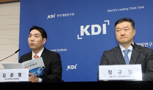 김준형 한국개발연구원KDI 경제전망실 동향총괄이왼쪽 4일 정부세종청사에서 KDI 현안분석해외투자 증가의 거시경제적 배경과 함의에 관해 설명하고 있다 오른쪽은 정규철 거시 금융정책연구부장사진연합뉴스