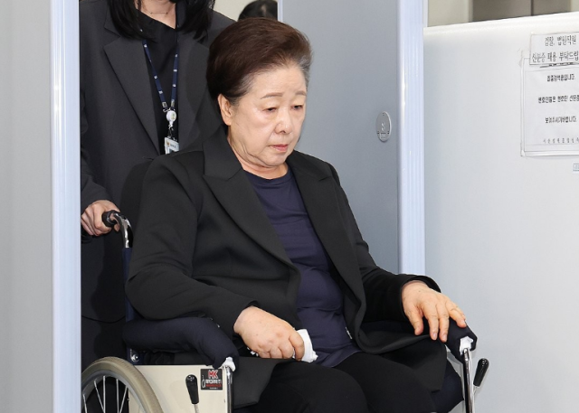 윤석열 정권과 통일교가 연관된 정교유착 국정농단 의혹을 받는 한학자 통일교 총재가 지난 9월 22일 서울중앙지법에서 구속 전 피의자 심문영장실질심사을 마친 뒤 법정을 나서고 있다 사진연합뉴스