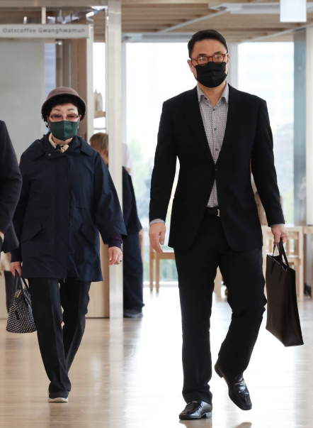 양평 공흥지구 개발 특혜 의혹과 관련해 김건희 여사의 모친 최은순씨와 오빠 김진우씨가 4일 오전 서울 광화문 KT빌딩에 마련된 김건희 특검 사무실에 피의자 신분으로 출석했다 사진연합뉴스
