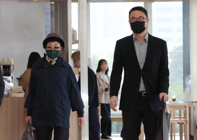 양평 공흥지구 개발 특혜 의혹과 관련해 김건희 여사의 모친 최은순 씨와 오빠 김진우 씨가 4일 서울 광화문 KT 빌딩에 마련된 김건희특검 사무실에 피의자 신분으로 출석하고 있다 사진연합뉴스