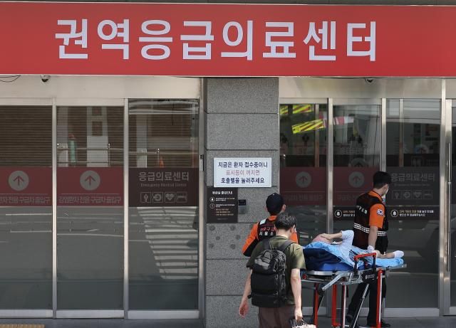 서울 양천구 이화여대 목동병원에서 구급대원들이 환자를 응급의료센터로 이송하고 있다 사진연합뉴스