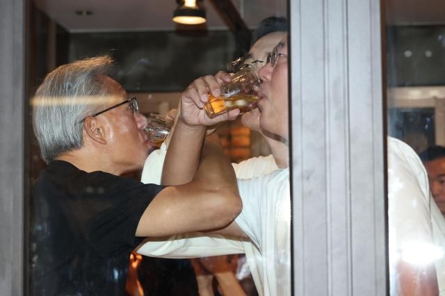 이재용 삼성전자 회장 정의선 현대차그룹 회장이 젠슨 황 엔비디아 최고경영자오른쪽과 30일 서울 삼성동 한 치킨집에서 치맥 회동을 하고 있다 사진삼성전자 