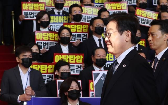 이재명 대통령이 4일 내년도 정부 예산안에 대한 시정연설을 하기 위해 서울 여의도 국회에 도착해 침묵시위를 하는 국민의힘 의원들 앞을 지나고 있다 사진연합뉴스