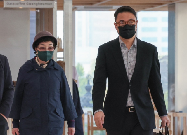 양평 공흥지구 개발 특혜 의혹 관련해 김건희 여사의 모친 최은순씨왼쪽와 오빠 김진우씨가 4일 서울 광화문 KT빌딩에 마련된 김건희 특검 사무실에 피의자 신분으로 출석하고 있다 사진연합뉴스