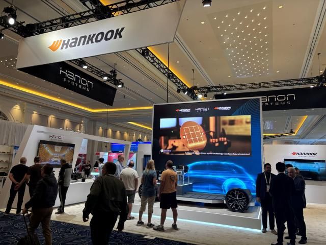 4일현지시간 미국 라스베가스에서 개막한 글로벌 최대 자동차부품 전시회 AAPEX 2025에서 한국앤컴퍼니그룹한국앤컴퍼니·한온시스템·한국타이어앤테크놀로지이 부스에 전시한 메인 목업 차량을 방문객들이 관람하고 있다 사진한국앤컴퍼니그룹