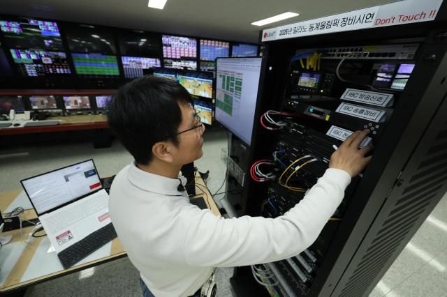 LG유플러스가 내년 2월 이탈리아 밀라노에서 개최되는 동계올림픽 방송 중계 준비에 박차를 가하고 있다 사진은 LG유플러스 임직원이 안양사옥 방송센터에서 ‘히트리스 프로텍션’ 기술을 시연하고 있는 모습1과 방송중계 장비를 조작하고 있는 모습 사진LG유플러스