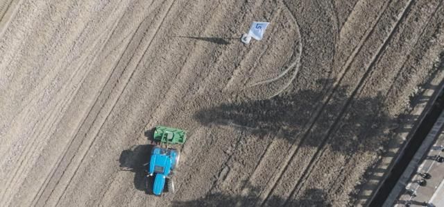 LS엠트론의 MT9 자율작업 트랙터가 2025 익산농업기계박람회에서 장애물 회피 기능을 시연하고 있다 사진LS엠트론