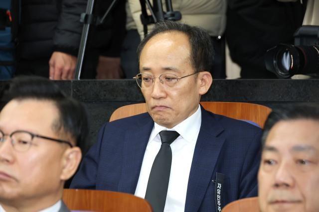 국민의힘 추경호 의원이 4일 서울 여의도 국회에서 열린 의원총회에 참석해 장동혁 대표의 발언을 듣고 있다사진연합뉴스