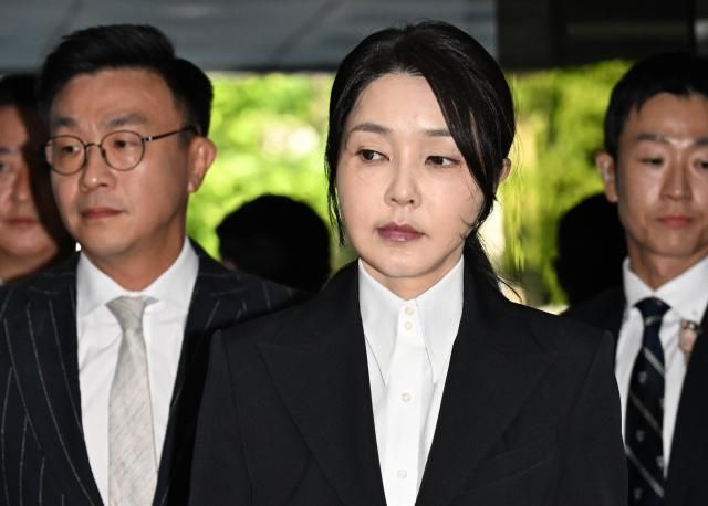 윤석열 전 대통령 부인 김건희 여사가 12일 구속 전 피의자 심문영장실질심사을 받기 위해 서울 서초구 서울중앙지법에 출석하고 있다 사진연합뉴스