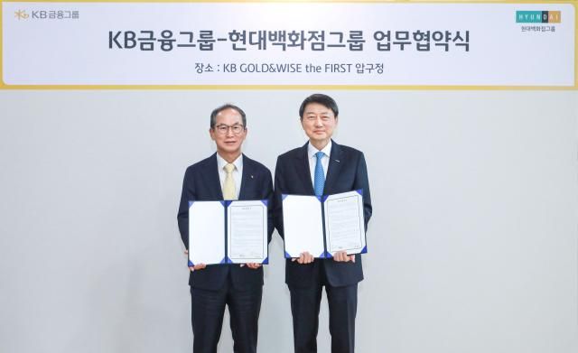 서울 강남구 KB골드앤와이즈 더 퍼스트 자산관리센터 압구정 지점에서 열린 협약식에서 장호진 현대지에프홀딩스 사장사진 왼쪽과 양종희 KB금융지주 회장사진 오른쪽이 ‘고객 경험 혁신 및 금융·유통 시너지 협력 모델 구축’을 위한 상호협력 양해각서를 체결한 후 기념사진을 찍고 있다 