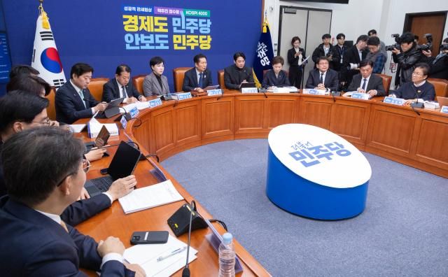 정청래 더불어민주당 대표가 5일 국회에서 21대 대선 백서 발간 시연회 직후 열린 최고위원회의에서 의사봉을 들고 회의 시작을 알리고 있다 사진연합뉴스