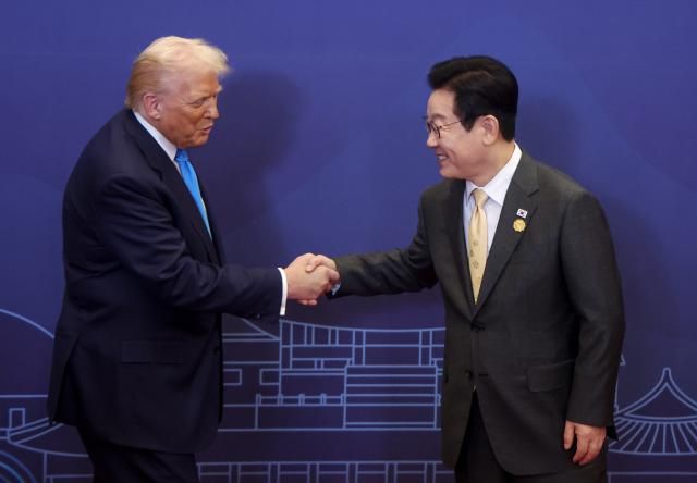 이재명 대통령이 지난달 29일 경북 경주 힐튼호텔 그랜드볼룸에서 열린 대통령 주최 정상 특별만찬에 앞서 도널드 트럼프 미국 대통령을 영접하고 있다 사진-연합뉴스