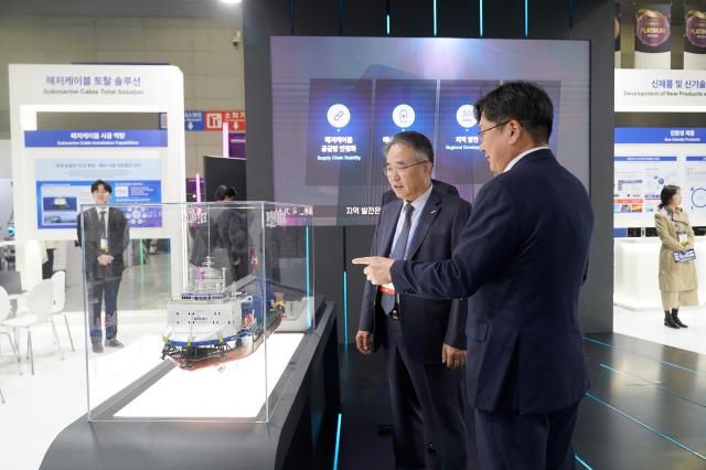 송종민 대한전선 대표오른쪽 두번째가 ‘BIXPO 2025’ 내 대한전선 전시장을 둘러보고 있다 사진대한전선