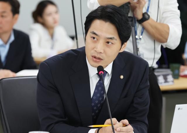 지난달 20일 경기 수원시 영통구 경기도청에서 열린 국회 국토교통위원회의 경기도에 대한 국정감사에서 한준호 더불어민주당 의원이 질의하고 있다 사진연합뉴스