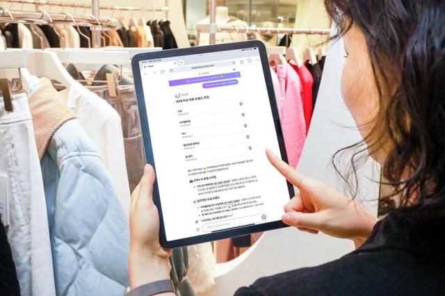 현대백화점 무역센터점에서 고객이 인공지능AI 쇼핑 어시스턴트 헤이디를 이용해 오프라인 쇼핑을 즐기고 있다 사진현대백화점