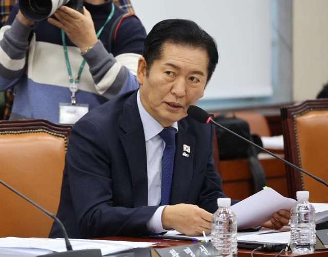 더불어민주당 정청래 대표가 5일 서울 여의도 국회에서 열린 국방위원회 전체회의에서 질의하고 있다사진연합뉴스