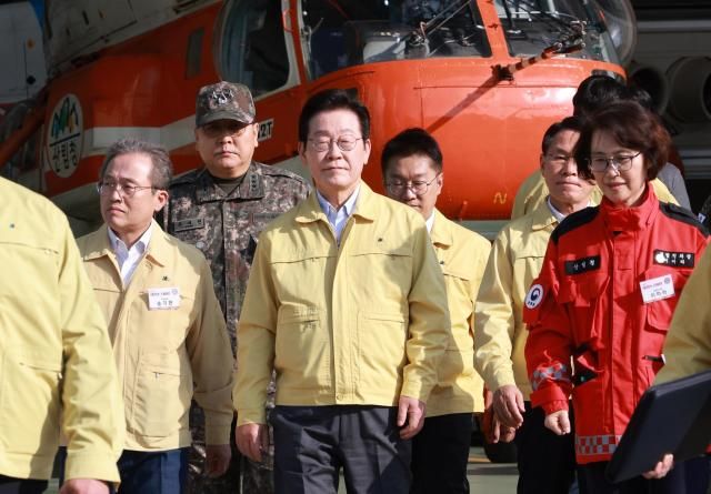 이재명 대통령이 6일 강원도 원주 산림항공본부에서 산불진화 관ㆍ군 합동훈련장으로 이동하고 있다 오른쪽은 이미라 산림청 차장사진연합뉴스