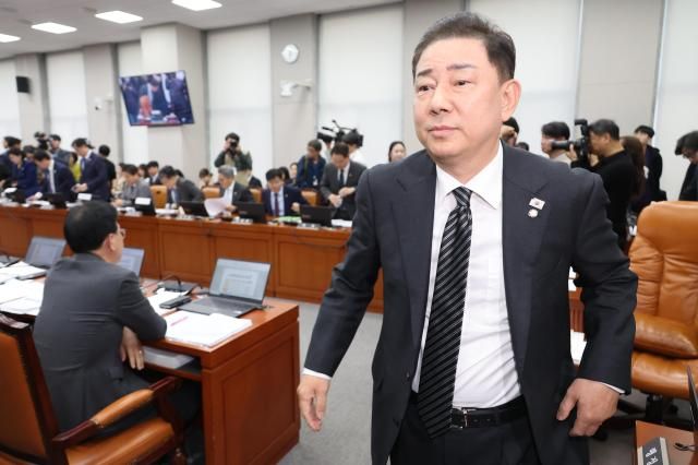 서울연합뉴스 김주성 기자 김병기 국회 운영위원장이 6일 서울 여의도 국회에서 열린 운영위원회의 대통령비서실과 국가안보실 대통령경호처 등에 대한 국정감사에서 의원들의 고성이 이어지자 정회 선포 후 회의장에서 나가고 있다 