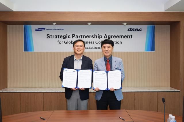 삼성중공업 김경희 부사장왼쪽과 윤석용 디섹 대표이사가 MOU를 체결하는 모습JPG