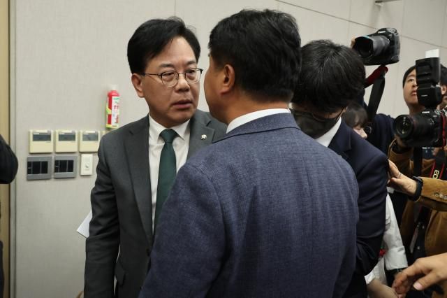 국민의힘 송언석 원내대표와 더불어민주당 이기헌 의원이 6일 서울 여의도 국회에서 열린 운영위원회의 대통령비서실과 국가안보실 대통령경호처 등에 대한 국정감사에서 여야 설전으로 정회된 직후 이른바 배치기를 하며 충돌하고 있다사진연합뉴스