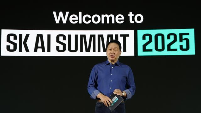  최태원 SK그룹 회장이 지난 3일 서울 강남구 코엑스 오디토리움에서 열린 SK AI 서밋 2025 키노트 세션에서 AI Now Next를 주제로 기조연설을 하고 있다 사진연합뉴스