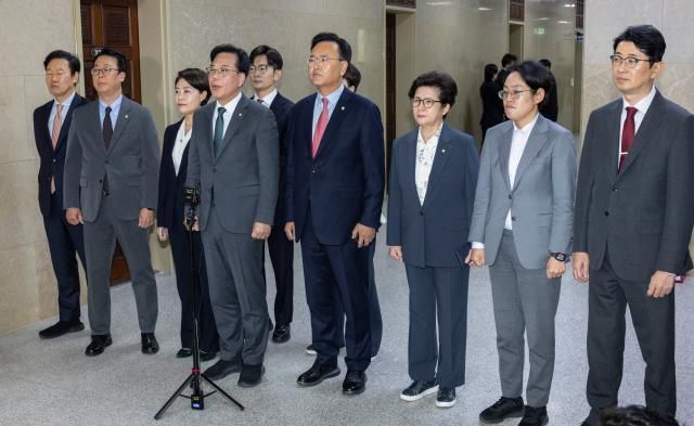 국민의힘 송언석 원내대표와 운영위원들이 6일 국회 운영위원회 회의실 앞에서 이날 운영위 회의 정회 직후 발생한 여야 의원 간 물리적 충돌 관련 기자회견을 하고 있다 이날 국회 운영위에서 열린 대통령비서실과 국가안보실 대통령경호처 등에 대한 국정감사에서는 더불어민주당 이기헌 의원과 국민의힘 송언석 원내대표가 여야 설전으로 국감이 정회된 뒤 언쟁을 벌이다 배치기를 하는 물리적 충돌이 일어났다 사진연합뉴스 