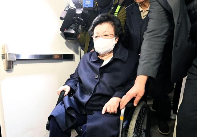 이배용 전 국가교육위원장이 6일 서울 광화문 KT 빌딩에 마련된 김건희특검 사무실로 출석하고 있다 사진연합뉴스