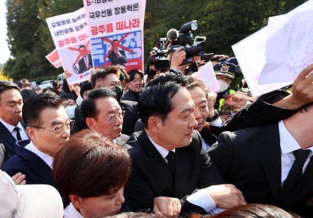 장동혁 국민의힘 대표가 6일 오후 광주 북구 국립5·18민주묘지에서 참배를 시도하고 있다사진연합뉴스