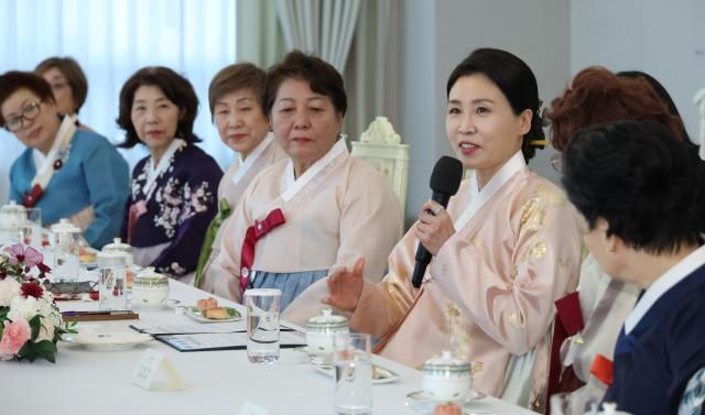 김혜경 여사가 6일 용산 대통령실에서 재일본대한민국부인회와 차담회를 하고 있다 사진연합뉴스