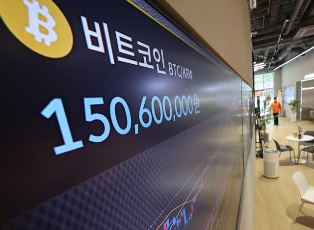 5일 서울 강남구 빗썸 라운지 전광판에 비트코인 시세가 표시돼있다 사진연합뉴스