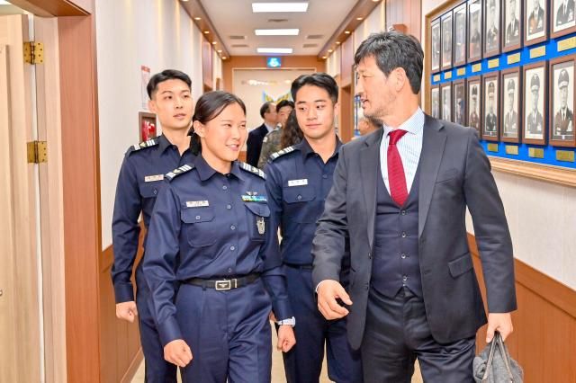 최영진 교수가 공군사관생도들과 함께 공군사관학교 교육현장을 둘러보며 대화를 나누고 있다 사진국방부