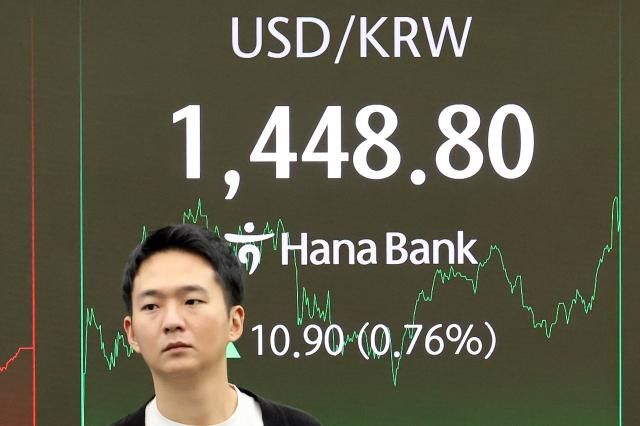 코스피가 급락한 지난 5일 서울 중구 하나은행 본점 딜링룸에서 딜러가 업무를 보고 있다 사진연합뉴스