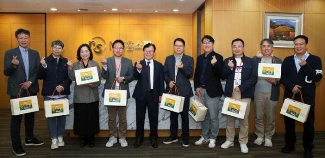 조항목 NS홈쇼핑 대표이사가운데가 임직원 수험생 자녀를 위해 응원선물을 전달하고 기념촬영을 하고 있다 사진NS홈쇼핑