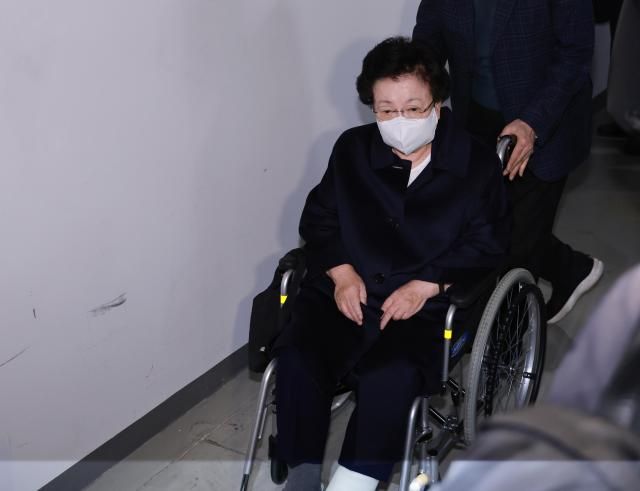 이배용 전 국가교육위원장이 6일 서울 광화문 KT 빌딩에 마련된 김건희특검 사무실로 출석하고 있다 사진연합뉴스