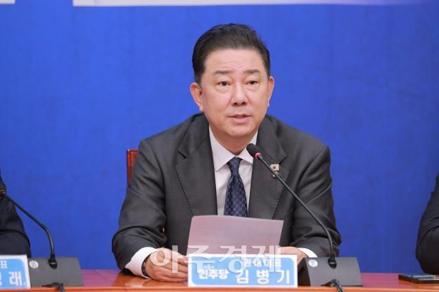 김병기 더불어민주당 원내대표가 10일 오전 서울 여의도 국회에서 열린 최고위원회의에서 발언하고 있다 사진유대길 기자 dbeorlf123ajunewscom