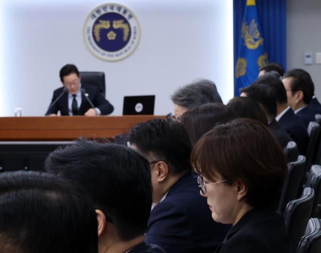 김현지 제1부속실장이 13일 용산 대통령실에서 열린 수석보좌관회의에서 이재명 대통령 발언을 듣고 있다사진연합뉴스