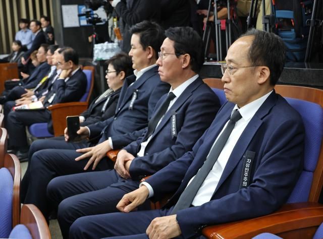 추경호 국민의힘 의원이 4일 서울 여의도 국회에서 열린 의원총회에 참석해 장동혁 대표의 발언을 듣고 있다 사진연합뉴스