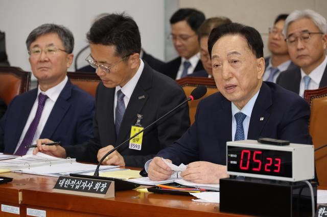 김철수 대한적십자사 회장이 지난달 22일 서울 여의도 국회 보건복지위원회에서 열린 국정감사에서 의원 질의에 답하고 있다 사진연합뉴스