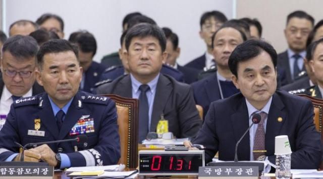 안규백 국방부 장관(오른쪽)과 진영승 합참의장이 지난 달 30일 국회에서 열린 국방위원회 2025년도 종합 국정감사에 출석해 질의를 듣고 있다. [사진=연합뉴스] 